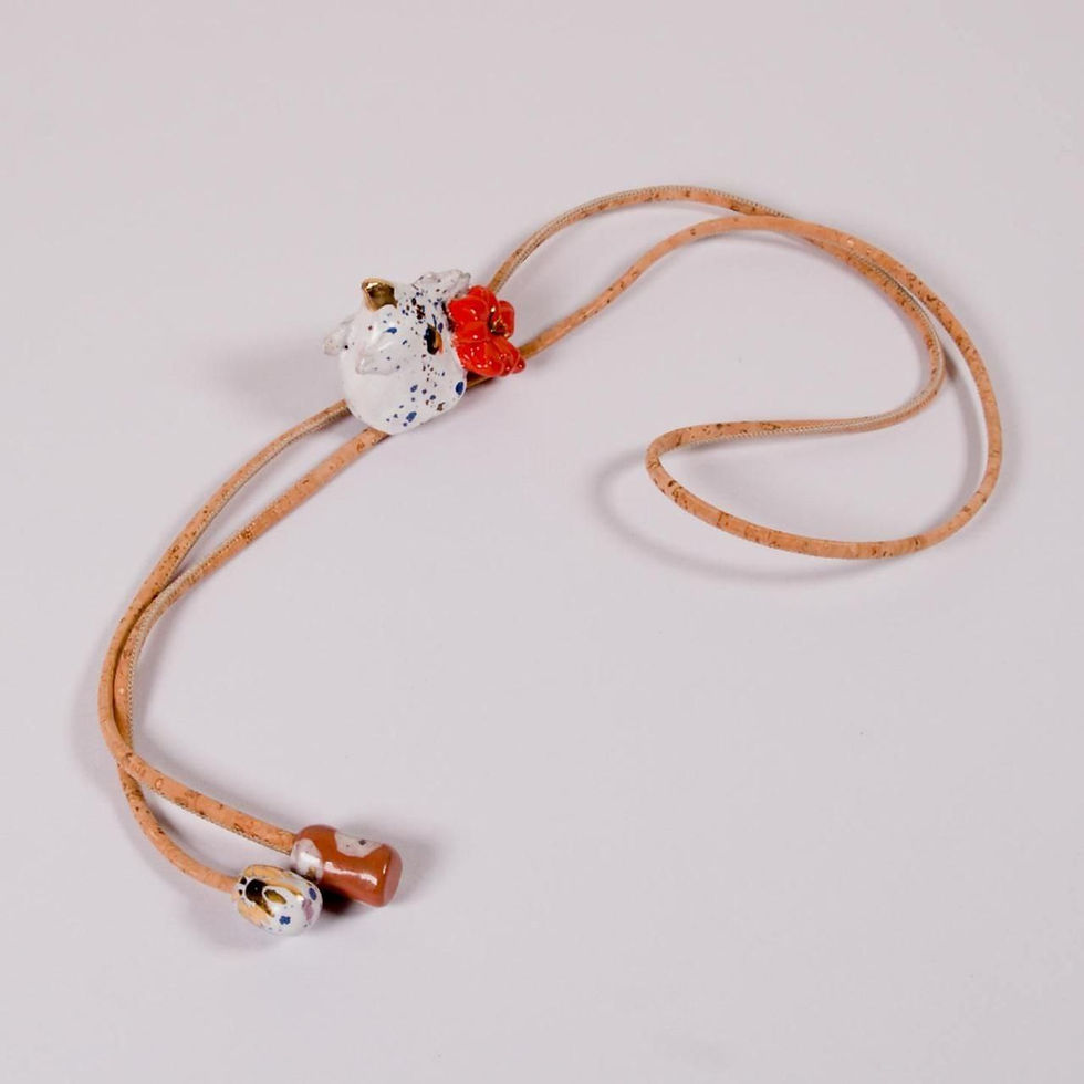 Miniaturbild: Einzigartige Halskette mit Anhänger mit Blumen und Punkte Muster, in der Nähe.