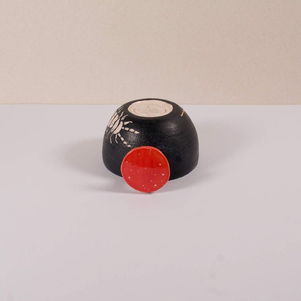 Miniaturbild: Schwarze, runde Schale mit rotem Kreis, Hintergrund weiß. ZENtient being Schwein