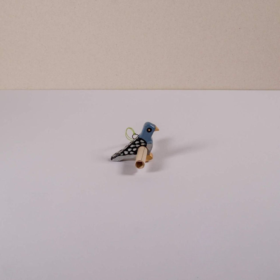 Miniaturbild: Blaue Holztaube mit weißen Punkten sitzt auf einem Ast. Einfache Darstellung.