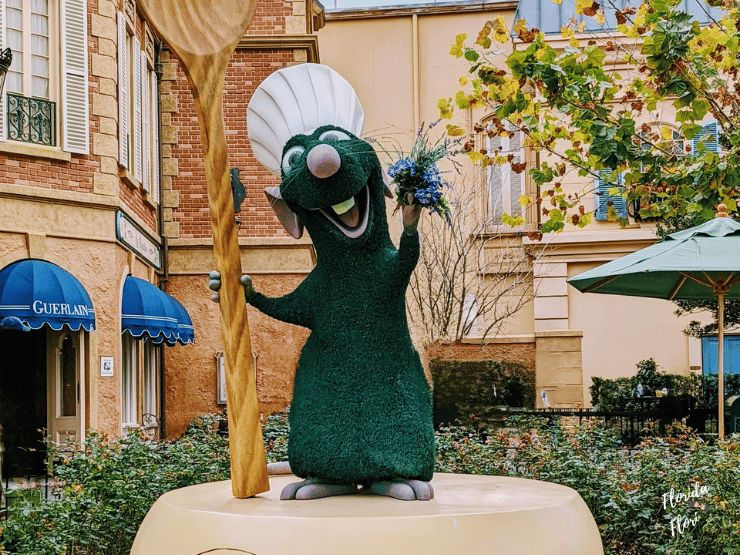 Enfeite na entrada da atração Remy's Ratatouille Adventure no parque Epcot, que faz parte do roteiro de 1 dia do Epcot
