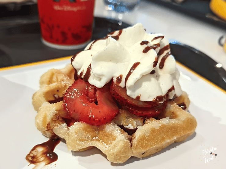 Waffle com morango e chantilly no EPCOT no Walt Disney World opção de comida no parque no roteiro do Epcot