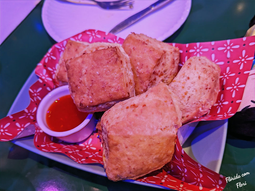 Cheddar Biscuits com geléia de pimenta no restaurante Roundup Rodeo BBQ no parque Hollywood Studios