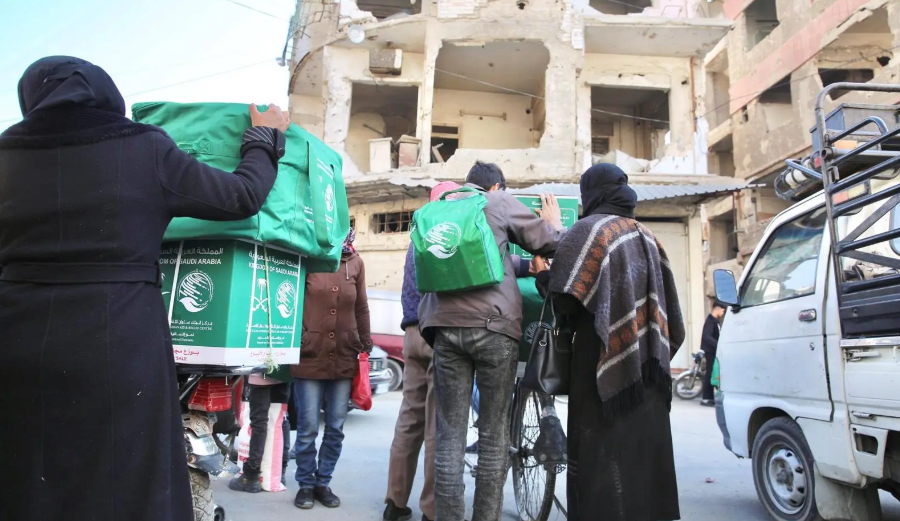 The King Salman Humanitarian Aid and Relief Center (KSrelief), in coordination with the Syrian Arab Red Crescent, distributed food and shelter aid to 200 families in Douma, Rif Dimashq Governorate, Syria.