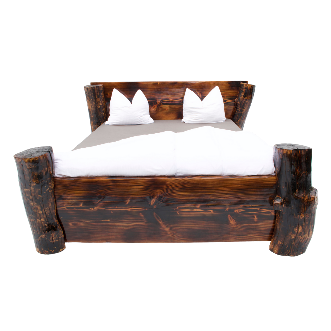 Ein Doppelbett aus dunkel gebeiztem Holz mit kräftiger Maserung, ausgestattet mit weißer Bettwäsche.