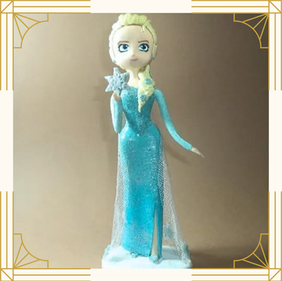 Elsa Frozen, Rainha Elsa artesanal, Boneca Disney feita à mão, Escultura Elsa colecionável, Arte em biscuit Frozen, Miniatura Elsa Frozen, Peça artesanal Disney, Boneca Elsa vestido azul, Presente mágico Frozen, Decoração princesa Elsa.