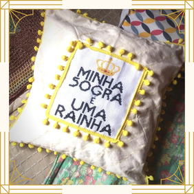 almofada bordada artesanal; almofada minha sogra é uma rainha; almofada criativa personalizada; presente para sogra; almofada decorativa com frase; almofada feita à mão; almofada divertida artesanal; presente artesanal para sogra; almofada bordada com pompons; decoração afetiva artesanal.