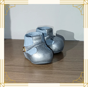 Biscuit Artesanal, Botas Infantis, Azul-Claro, Fivelas Douradas, Delicadeza, Infância, Arte Manual, Peça Decorativa, Lembrança Personalizada, Ternura.