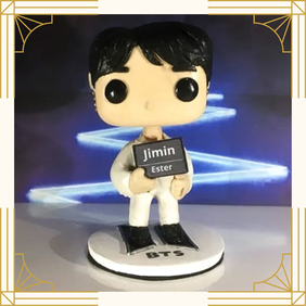 Jimin BTS, Funko Pop Jimin, Funko Pop personalizado, biscuit Jimin, arte em biscuit BTS, boneco em biscuit feito à mão, miniatura Jimin, biscuit personalizado K-pop, escultura artesanal Jimin, colecionável BTS, arte feita à mão, Ateliê Déborah Luisa, presente para fã de BTS, boneco decorativo BTS, miniatura artesanal, K-pop colecionáveis.