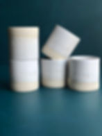 Tasse en céramique artisanale gravé avec le mot Proud (fier) fabriqué par plan B Céramique au Perreux sur Marne France