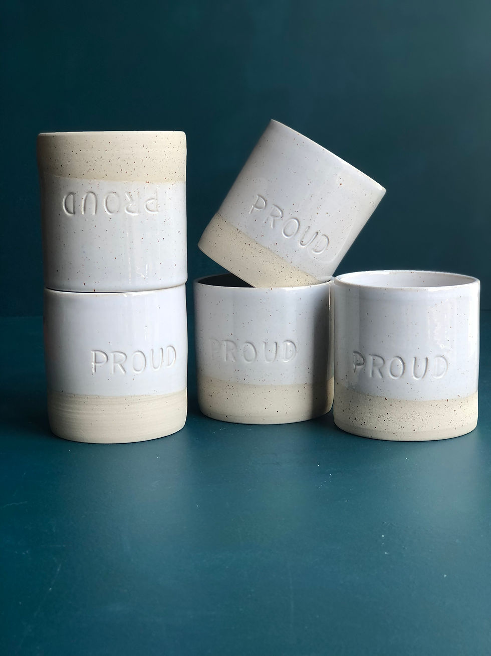 Tasse en céramique artisanale gravé avec le mot Proud (fier) fabriqué par plan B Céramique au Perreux sur Marne France
