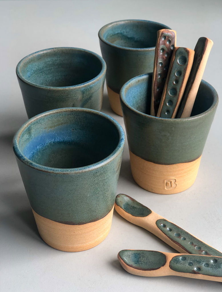 Tasse à café en grès roux "Bogos" créer par Plan B Céramiques au Perreux sur Marne)