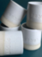 Tasse en grès gravé du message Proud cadeau original fabriqué par Plan B Céramiques en France