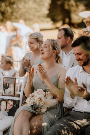 Die Trauzeugin jubelt dem Hochzeitspaar zu bei der sehr emotionalen  Destination Wedding in der Toskana Italien in der Location Borgo di Castelvecchio