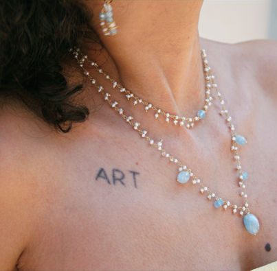 Collier multi-fonctions dans sa version ras-le-cou. Aigue-marine, perles de culture et argent doré pour une pièce unique qui ne pourra pas être reproduite. Disponible dans norte magasin situé à côté du théâtre Piccolo, dans le centre ville historique de Chalon sur Saône.
