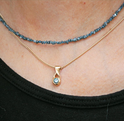 Collier enfilé sur place avec des diamants bleus bruts sur un câble acier. le fermoir est en or 18K cmme le pendentif accompagnant cette création. Deux pièces uniques réalisées sur place grâce à notre savoir-faire. Rue aux Fèvres de Chalon sur Saône, 71100