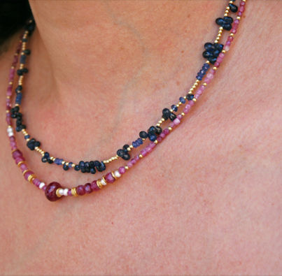 Colliers uniques imaginés et montés avec des matières rares. Saphirs briolettes et saphirs d'excellente qualité accompagnés d'argent doré montés sur un fil coton. Tourmaline rose quasiment rubélite et argent doré montés sur un câble acier. Une seule parure disponible pour porter en stacking ou seules. Retrouvez les au 32 rue aux Fèvres, 71100 Chalon sur Saône.