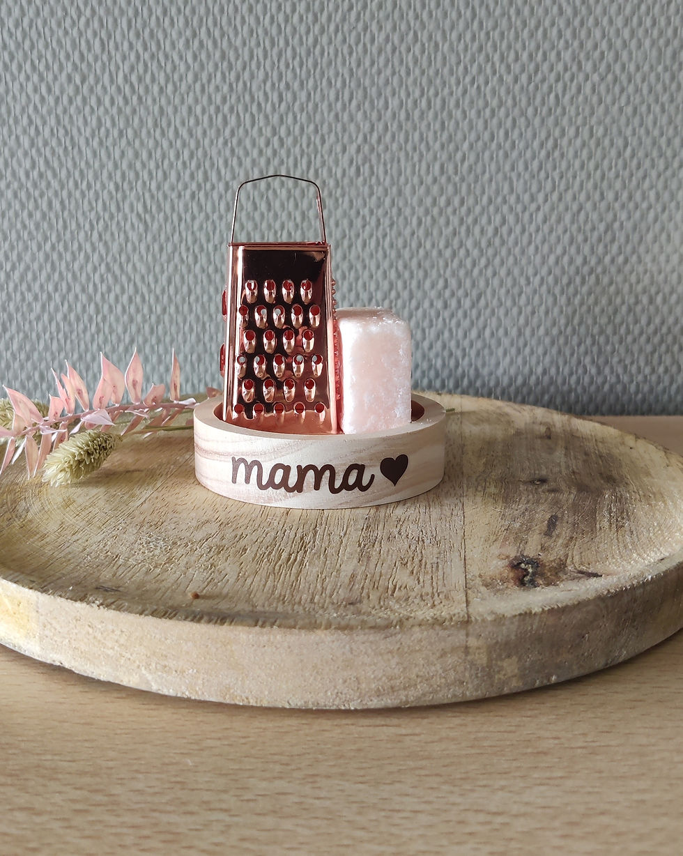 Amberblokje met mini rasp op klein houten schoteltje ( bedrukt naar keuze)