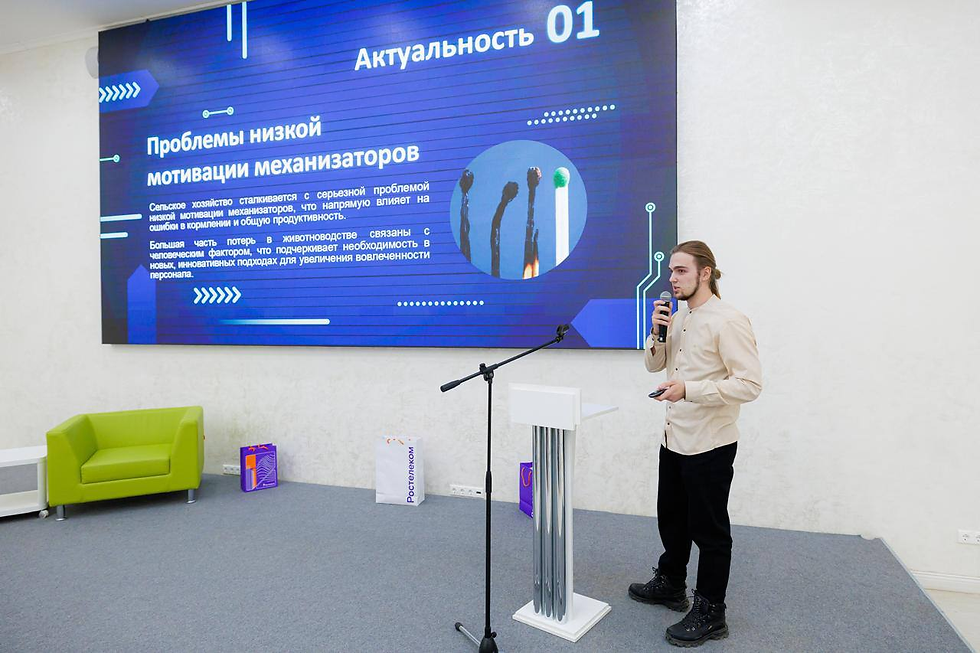 человек стоит на сцене и говорит в микрофон