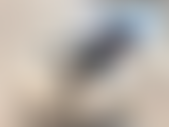 Женщина в лабораторном халате смотрит в микроскоп.