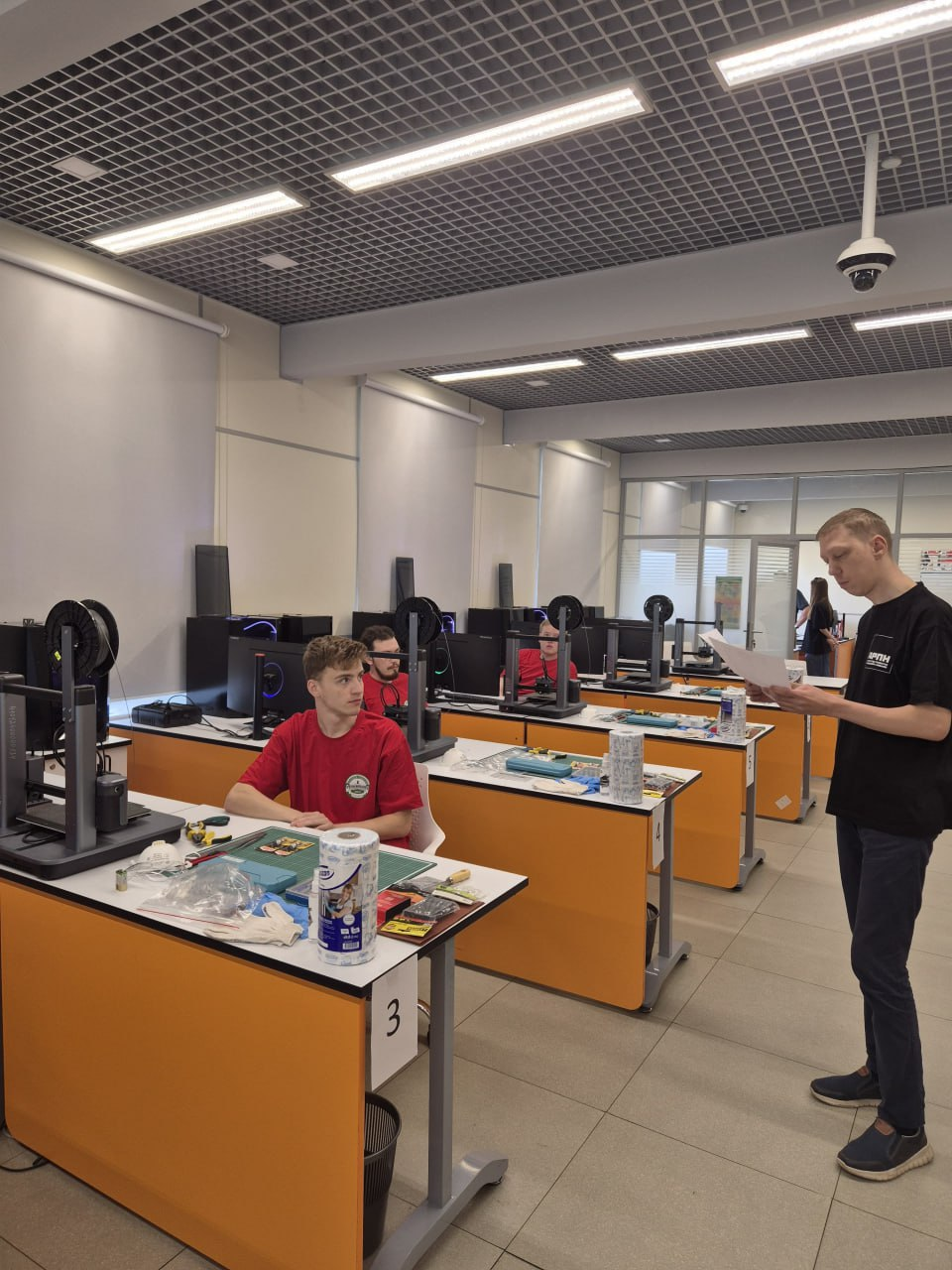 люди, работающие за компьютерами слушают человека