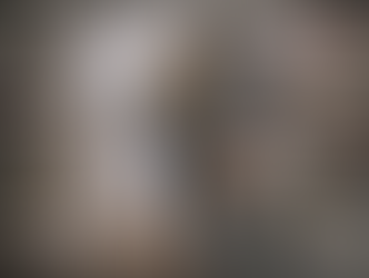 Пара с тележкой продуктов идёт по супермаркету, на переднем плане лежат деньги, создавая ощущение ограниченных расходов