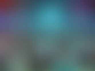 Большой зал с людьми, сидящими за столами, обсуждающими различные темы.