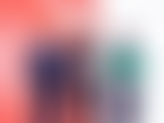 Трое мужчин: двое в костюмах, один с сертификатом.