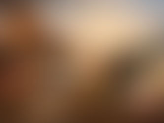 Фермер сажает рассаду на поле на фоне контраста: слева горящая и заброшенная ферма с разрушенной техникой, справа — теплицы и техника, символизирующие попытку начать заново.