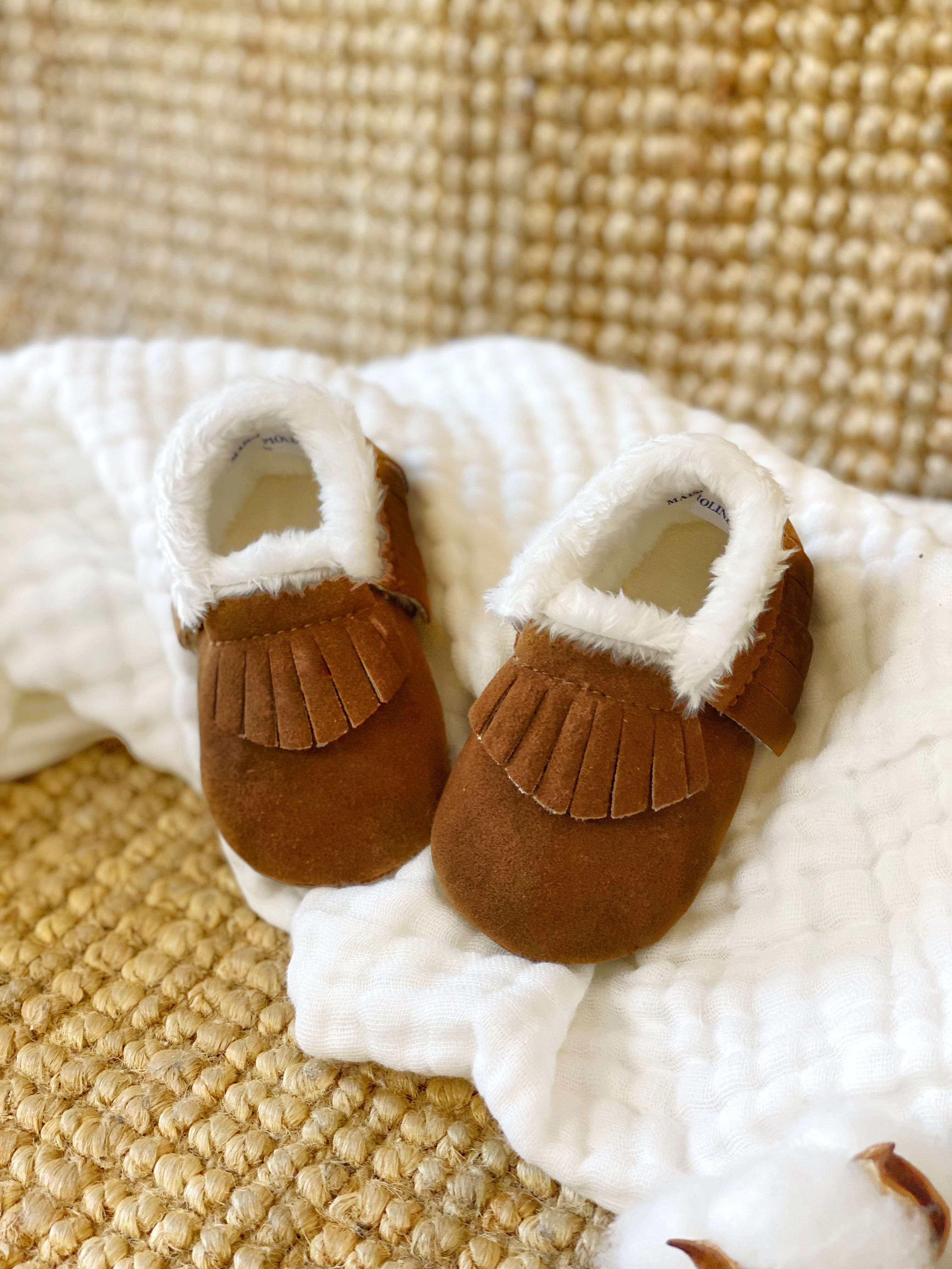 Les pantoufles fourrées, coloris marron