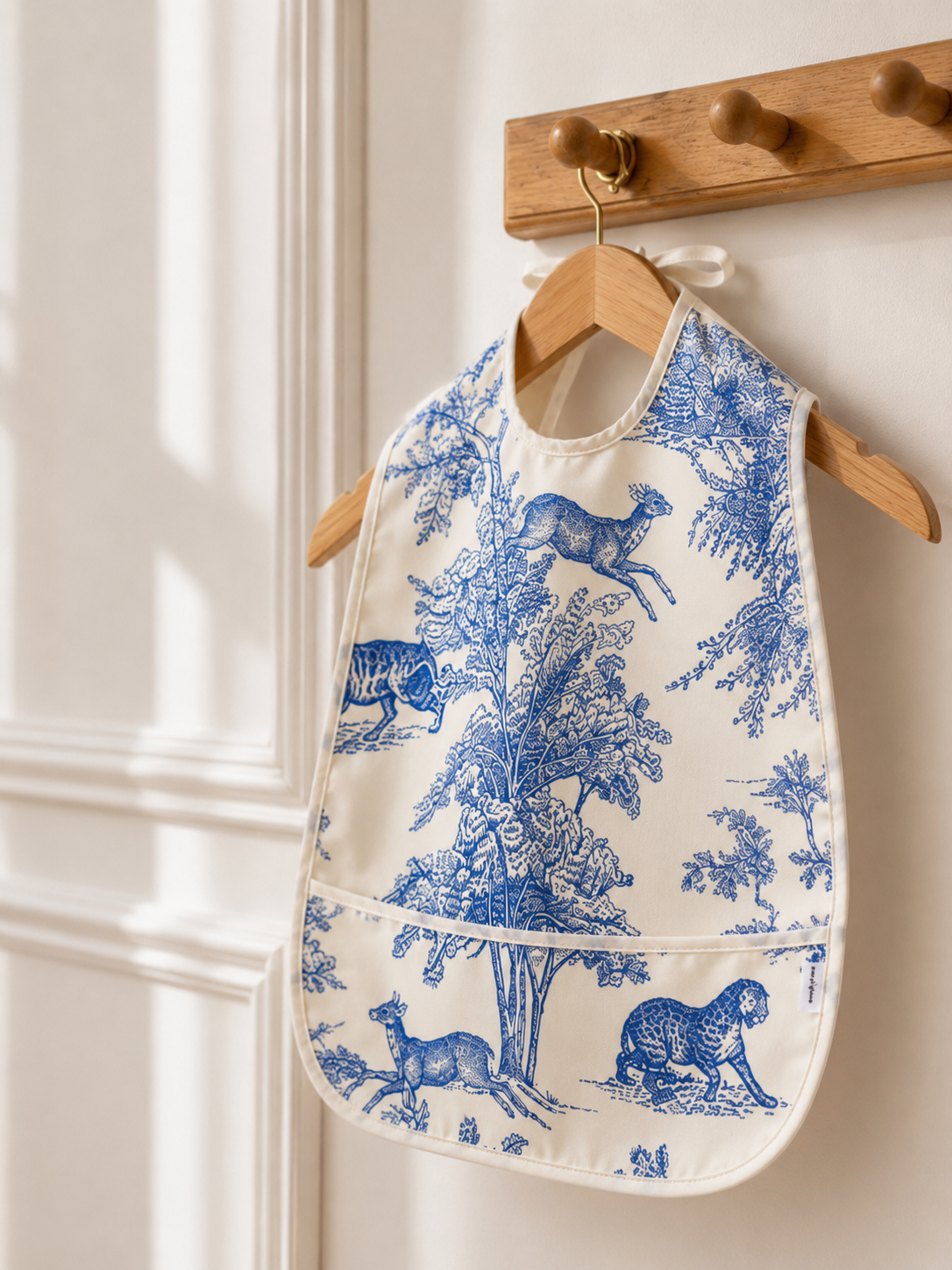 Bavoir imperméable "Le fabuleux", couleur bleu nuage, inspiration toile de jouy