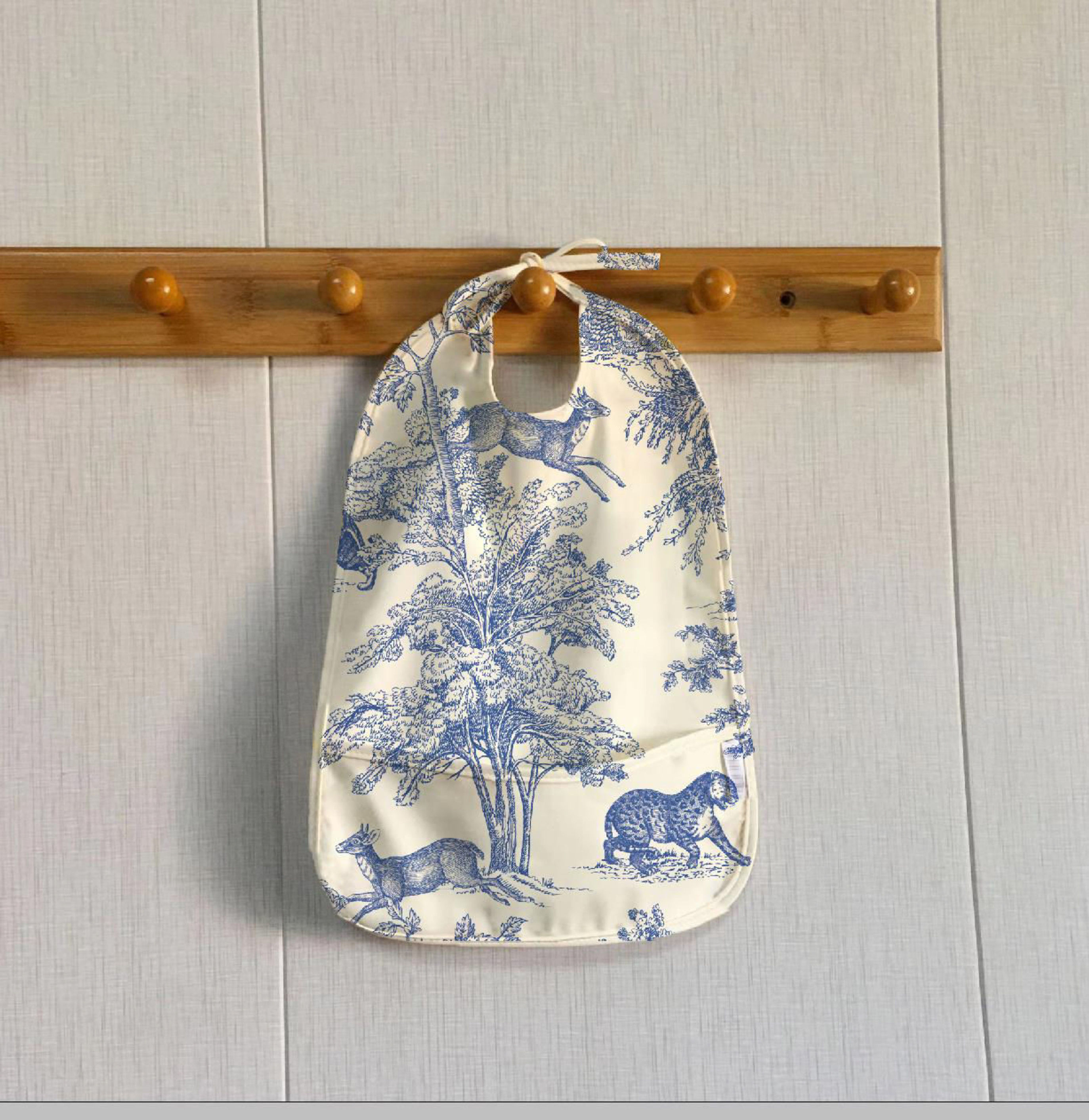 Bavoir imperméable "Le fabuleux", couleur bleu nuage, inspiration toile de jouy