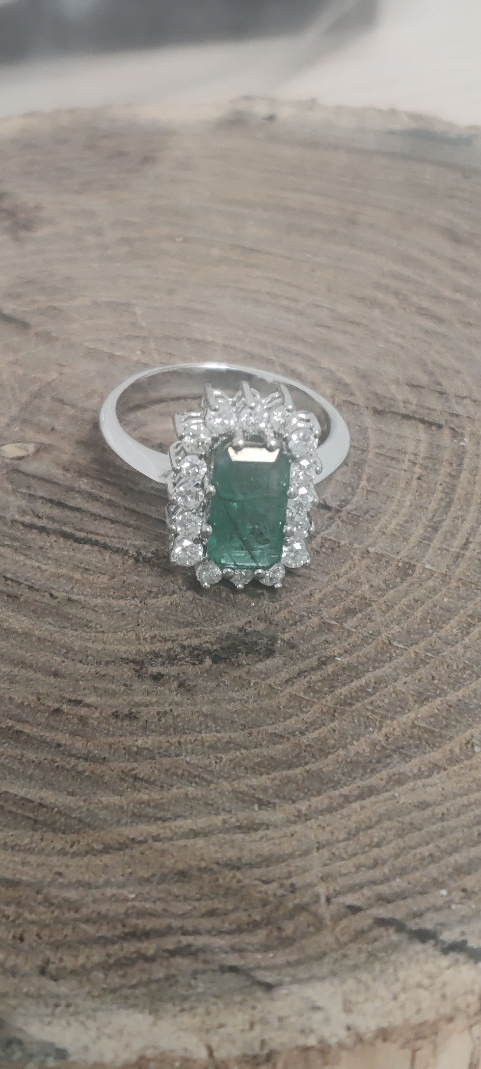 Thumbnail: Emerald ring 