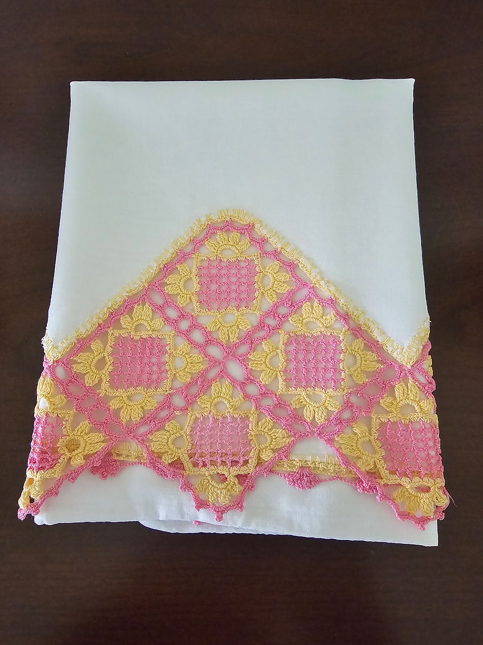 Miniatura: Vintage King Size Crocheted Pillowcase – White with Pink & Yellow Handcrafted Tr