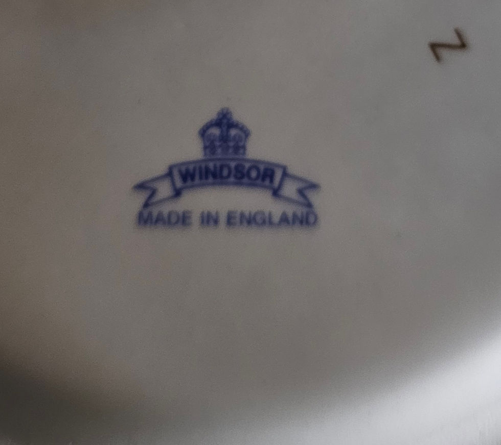 Miniatura: Vintage Windsor Teapot Made in England " Apples" Design with Gold Trim