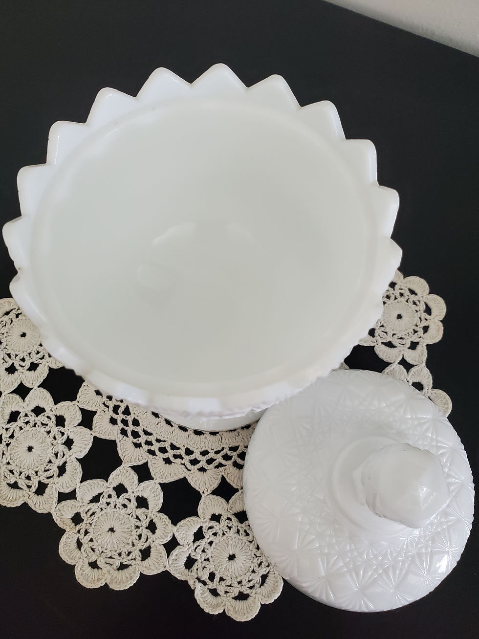 Miniatura: Vintage Indiana Glass Diamond Pattern Milk Glass Footed Creamer & Sugar with Lid