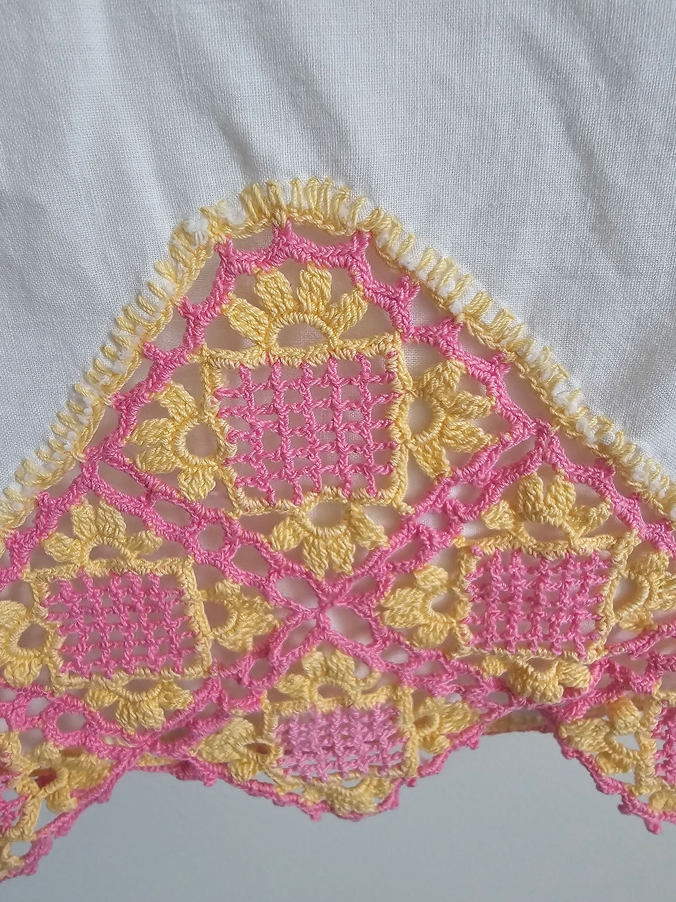 Miniatura: Vintage King Size Crocheted Pillowcase – White with Pink & Yellow Handcrafted Tr