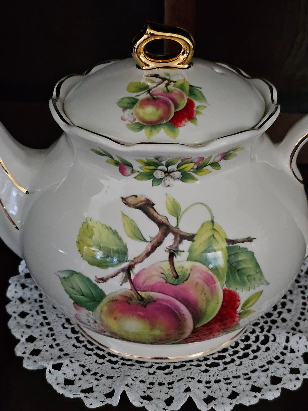 Miniatura: Vintage Windsor Teapot Made in England " Apples" Design with Gold Trim
