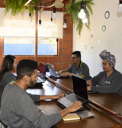 Pessoas utilizando a Sala de reunião no formato de coworking 