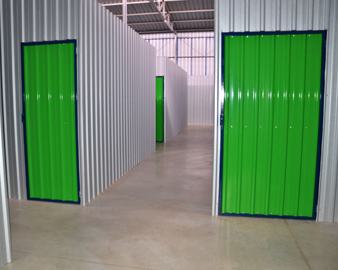 Corredor com boxes individuais no Cubico Self Storage
