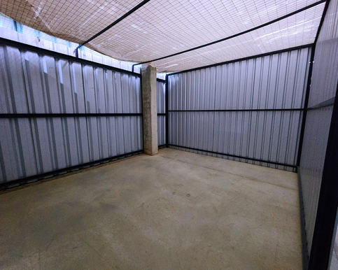 Área interna com boxes de armazenamento no self storage Cubico