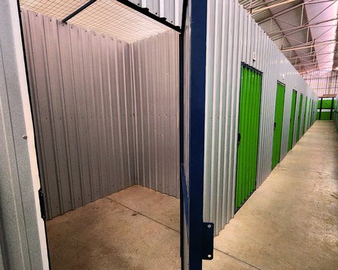 Corredor com boxes individuais no Cubico Self Storage
