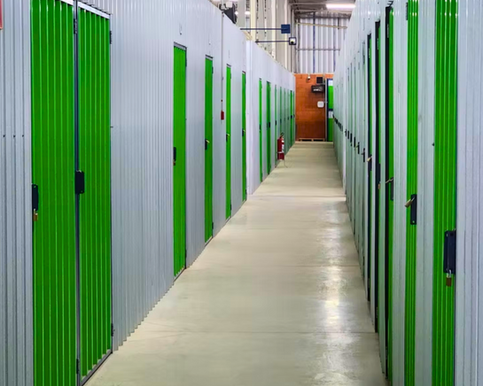 Corredor com boxes individuais no Cubico Self Storage