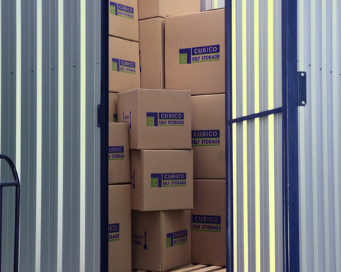 Caixas empilhadas dentro de box no self storage Cubico