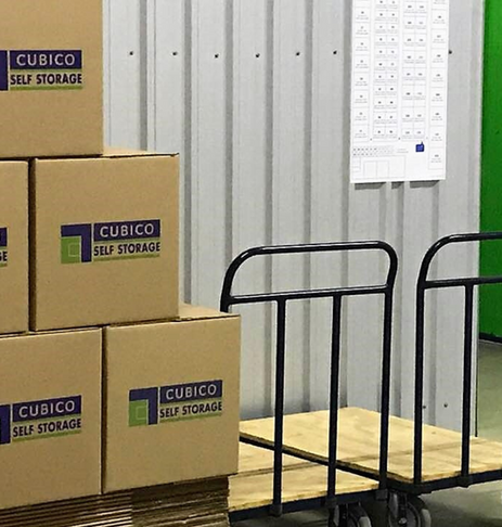 Carrinho de transporte e caixas