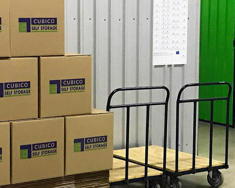 Caixas empilhadas dentro de box no self storage Cubico