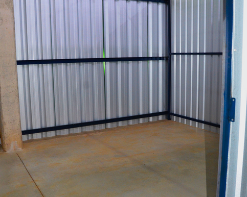 Área interna com boxes de armazenamento no self storage Cubico