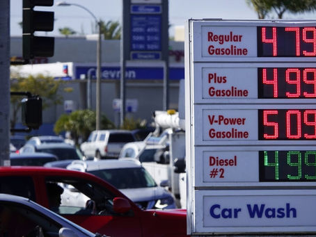 Precios de gasolina en EE.UU. alcanzan su nivel más alto desde 2023.