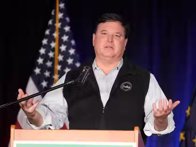El gobernador de Indiana, Mike Braun, y el fiscal general, Todd Rokita, quieren mantener abiertas las centrales eléctricas de carbón.