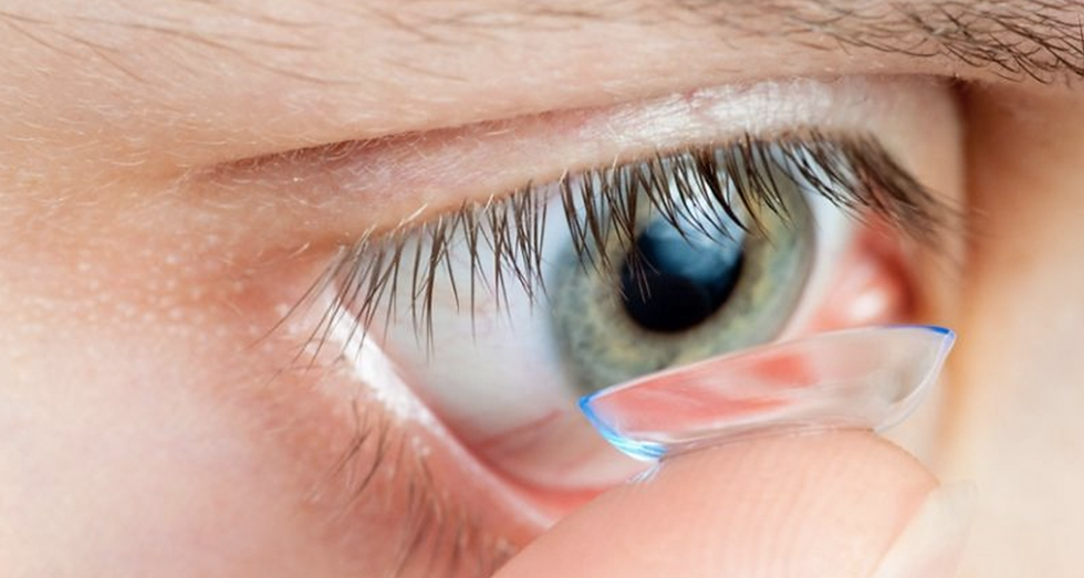 colocando lente de contato nos olhos