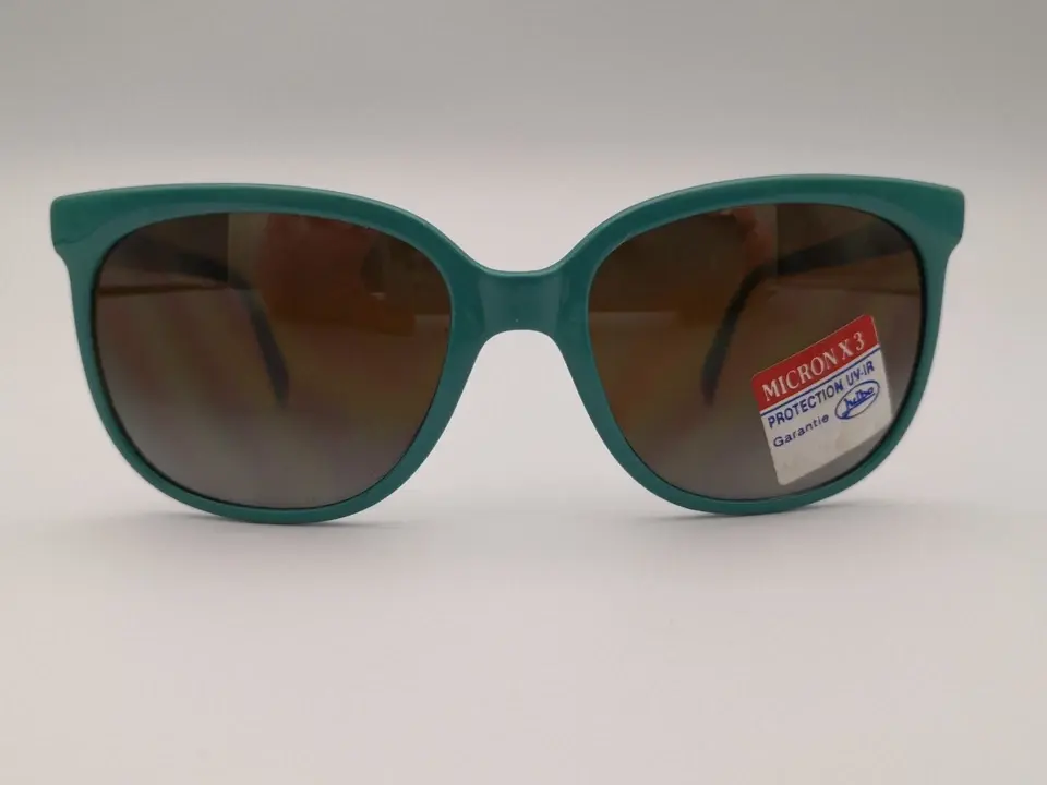 Thumbnail: Occhiali da sole Julbo Megeve - Made in France, stile elegante e protezione UV, montatura robusta e design moderno.